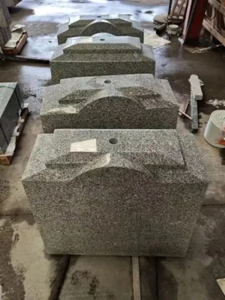 Black-Red-Blue-Color-Granite-Stone-for-Headstones-Tombstones-Gravestone.webp (4)(001)